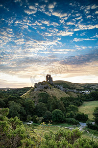 风景画。夏日日出景观中的中世纪老城堡废墟