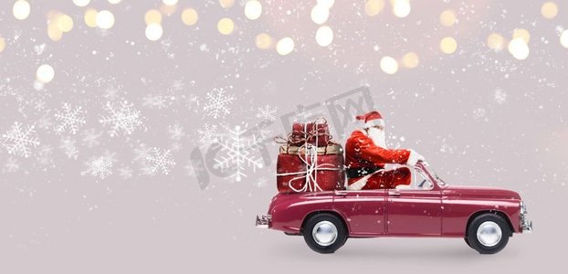 2018红色摄影照片_圣诞老人在车上在汽车的圣诞老人交付圣诞节或新年礼物在雪灰色背景