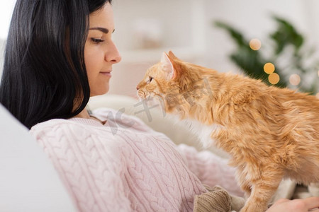 辣酱生菜烤虎河大虾春节白天三个布老虎玩偶木桌摆放摄影图配图虎虾