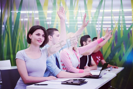 老师授课，聪明的学生小组在学校课堂上举手