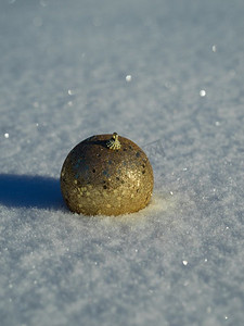 新雪抽象背景下的圣诞球树装饰