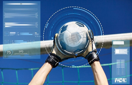 体育与科技--足球运动员或守门员在蓝天上空的足球球门上抓球。守门员带球在足球球门上空飞过