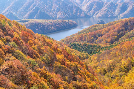 日本秋秋福岛乌拉班代Azuma湖线上的中川峡谷