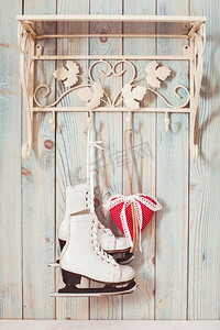 情人节复古装饰-挂在钩子上的红色格子棉心。圣诞毛心