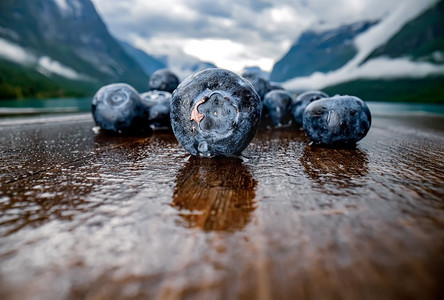 蓝莓抗氧化剂在挪威自然背景的木桌上。