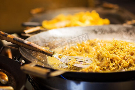 爱沙尼亚语摄影照片_食物和烹饪概念--用锅炖卷心菜或酸菜，或用特纳翻炒平底锅。用锅或煎锅炖卷心菜或酸菜