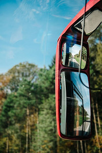 乘坐大巴摄影照片_乘坐欧洲道路的大巴上的后视镜