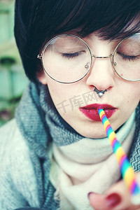 彩活动摄影照片_戴着彩虹吸管的年轻漂亮女人