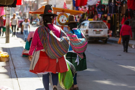 城市街道上的秘鲁人