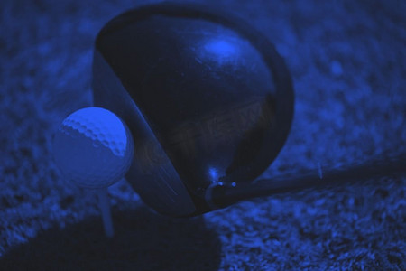 高尔夫球杆和草地上的球的俯瞰。高尔夫球杆和草地上的球在球场上的俯视图为射击二重奏做准备