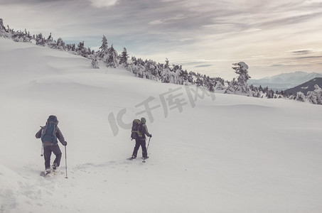 冬季山区的徒步旅行者