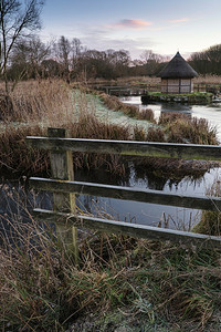 71409487-英国乡村流淌的河流上的鳗鱼陷阱冬日早晨的美丽风景