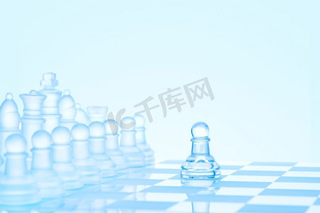 领导和勇敢的概念；一个冰冷磨砂的单一棋子，与棋盘上的全套棋子相抗衡。