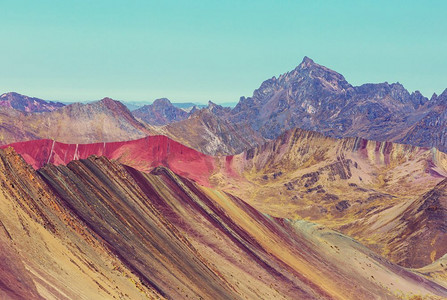彩虹山摄影照片_秘鲁库斯科地区维尼康卡徒步旅行场景。蒙大拿州的彩虹山。