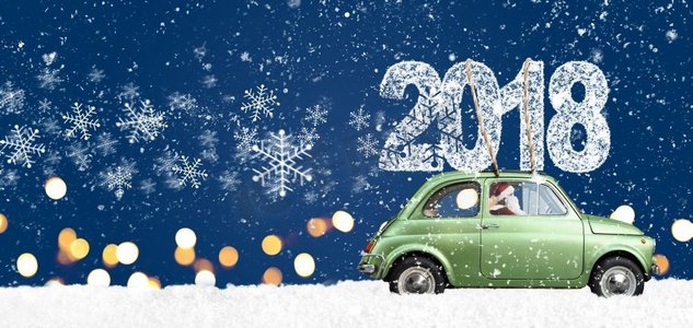 带有圣诞礼物的复古玩具车。圣诞老人开着绿色复古玩具车在节日蓝色背景下传递2018年圣诞节或新年