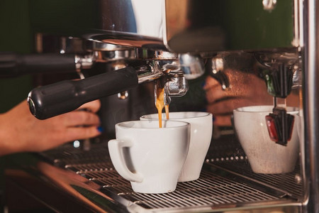 特写咖啡师研磨咖啡，调味浓缩咖啡。浓缩咖啡的制作工艺