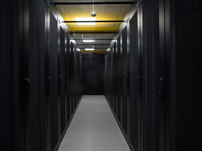 数据库服务器摄影照片_在互联网数据中心配备黑色服务器和硬件的现代服务器机房