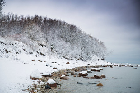 冬天的波罗的海。水为背景的雪