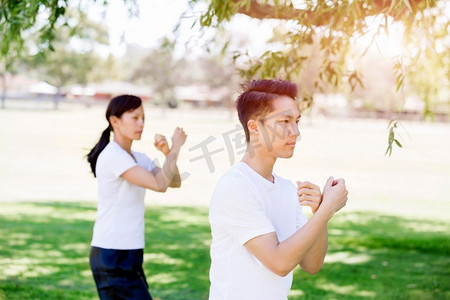 人们在公园里练太极拳。夏天人们在公园里练太极拳