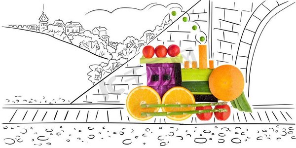 水果和蔬菜，形状像老式火车头，孤立在白色上。