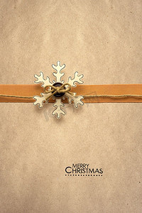 创意圣诞概念照片，棕色背景用纸做的雪花。