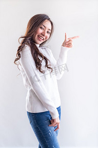 好看的白色背景摄影照片_肖像好看美丽的年轻亚洲成年女孩穿着白色毛衣冬天在白色背景