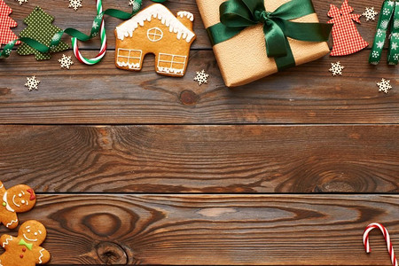 木质背景的圣诞礼物和装饰品