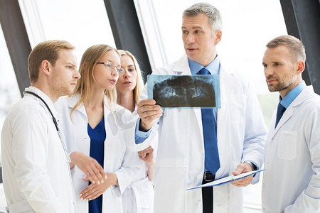 一组进行 x 射线扫描的医务人员.合照服装