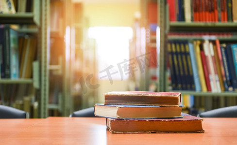 木桌上的旧书/图书堆在图书馆室商业和教育背景，回到学校的概念
