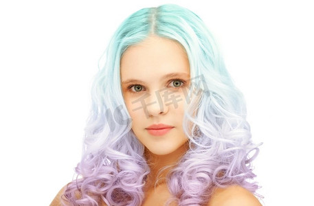 美容和发型概念-少女与时尚的蓝色和淡紫色渐变染色的头发。留着时髦彩色渐变染发的少女