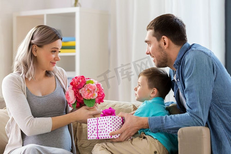 儿子给父亲摄影照片_ 礼物，花，生日，怀孕