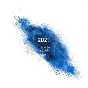 经典的蓝色粉末飞溅在白色背景，复制空间。2020年的流行色粉爆成为2020年色彩的一种趋势。