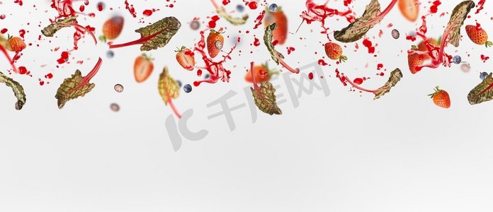 各种飞舞或掉落的浆果，红色的甜菜叶，白色背景、横幅或模板上溅起的果汁