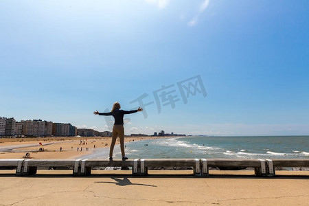 在城市海滩，海岸，欧洲的女性游客。夏季旅游和旅游，著名和热门的地方为假期旅游或假期