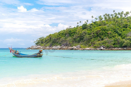 热带海滩，传统的长尾船，泰国安达曼海