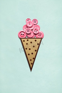 冰淇淋创造性的概念照片与由纸做成的按钮在薄荷背景.