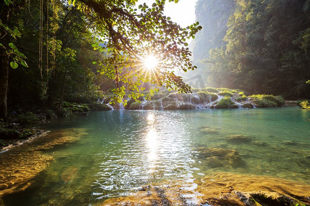 美丽的天然游泳池在Semuc Champey，Lanquin，危地马拉，中美洲