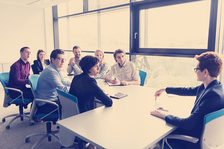 在现代初创公司办公室召开业务团队会议，宣传新的业务计划