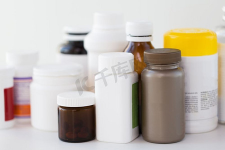 医药、保健和药房概念--不同药物的罐子。不同药品的罐子