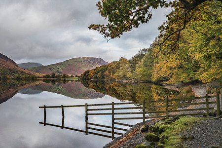 71429869-英国湖区布特梅尔湖令人惊叹的秋季景观图片