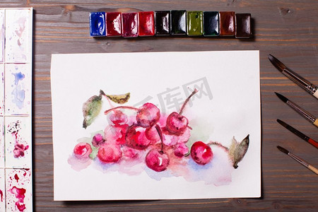 艺术品，在木桌上用绘画工具画樱桃的水彩画。水彩画《樱桃》