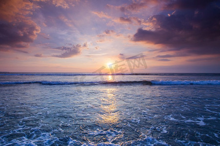 大海上的日落。美丽的落日天空背景前溅起的海浪