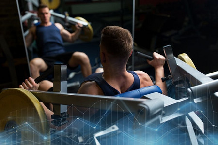 体育，健身，健美和人概念-做在健身房的锻炼机器的人胸部按。在健身房做在锻炼机器上的胸部按压的人