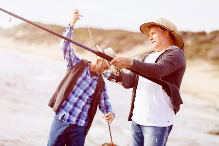 渔夫的照片。渔民用钓竿捕鱼的图片