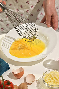 奶酪摄影照片_打生鸡蛋准备煎蛋卷