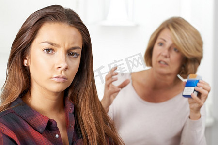 母亲与十几岁的女儿谈论吸烟的危害