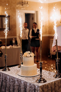 婚礼装饰与蛋糕在一个木凳上反对瀑布背景