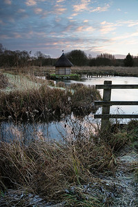 71918610-英国乡村流淌的河流上的鳗鱼陷阱冬日早晨的美丽风景