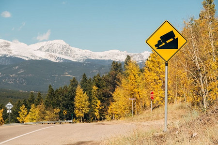 晴朗的一天摄影照片_美国科罗拉多州，秋天晴朗的一天，高速公路上的陡坡卡车路牌。