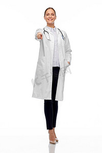 医学，专业和保健概念—快乐微笑的女医生白大衣指向相机。快乐的女医生指着你